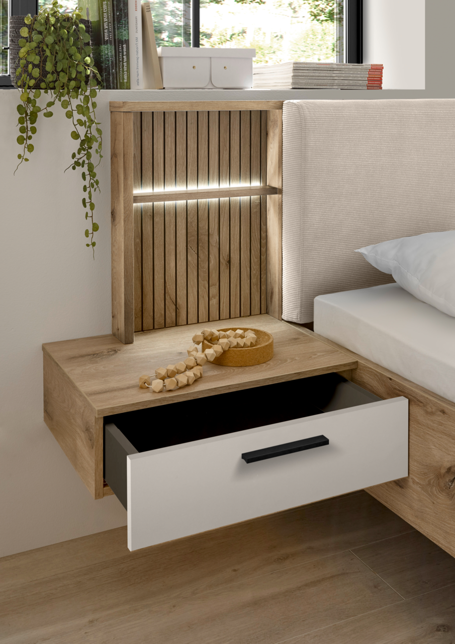 Nachttisch in Holzoptik mit offener Schublade, dekoriert mit Pflanzen und Büchern, seitliche Perspektive