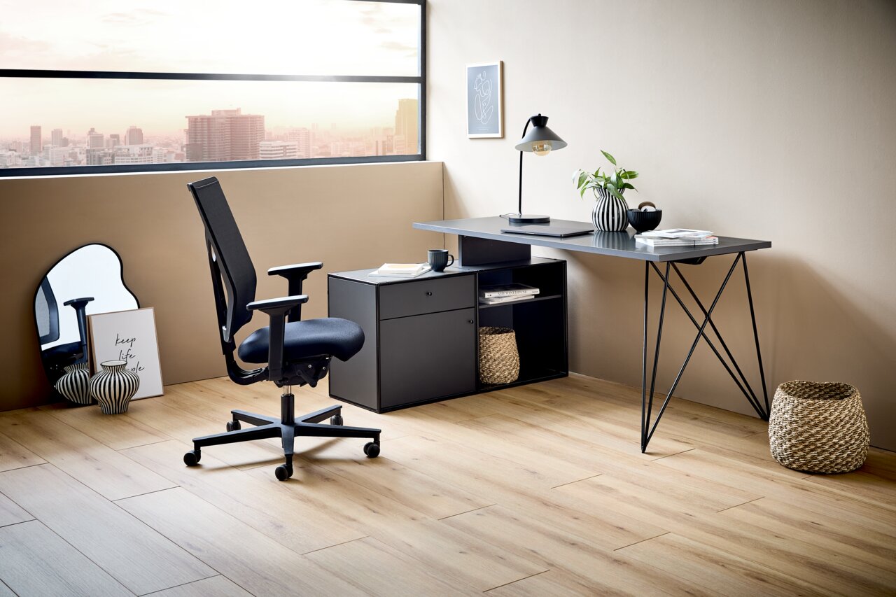 Moderner Drehstuhl in einem stilvollen Büro mit Blick auf die Stadt, seitliche Perspektive.