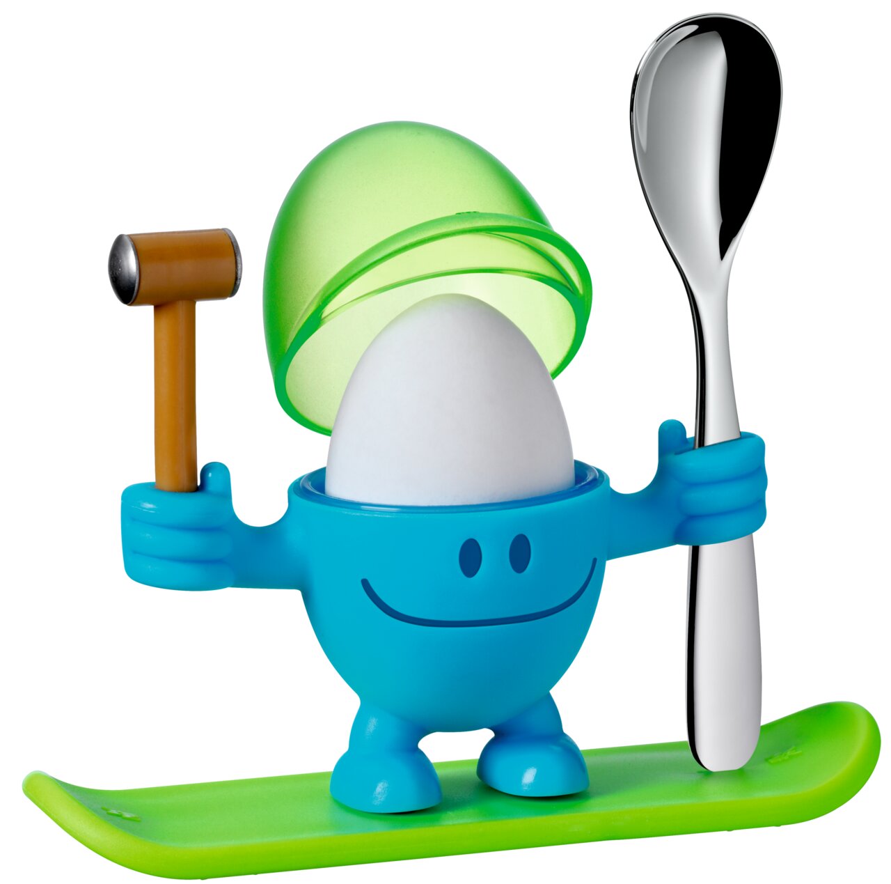 Blauer Eierbecher McEgg mit einem Ei, einem Löffel und einem Hammer, auf einem grünen Sockel stehend, frontal betrachtet.