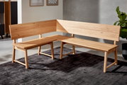 Eckbank aus Holz in L-Form, seitliche Perspektive, auf einem dunklen Teppich in modernem Raum