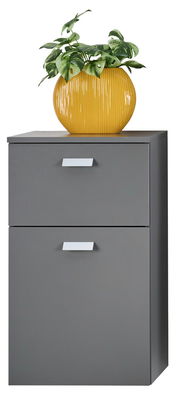 Grauer Unterschrank mit zwei Schubladen, darauf eine gelbe Vase mit grüner Pflanze, Frontalansicht.