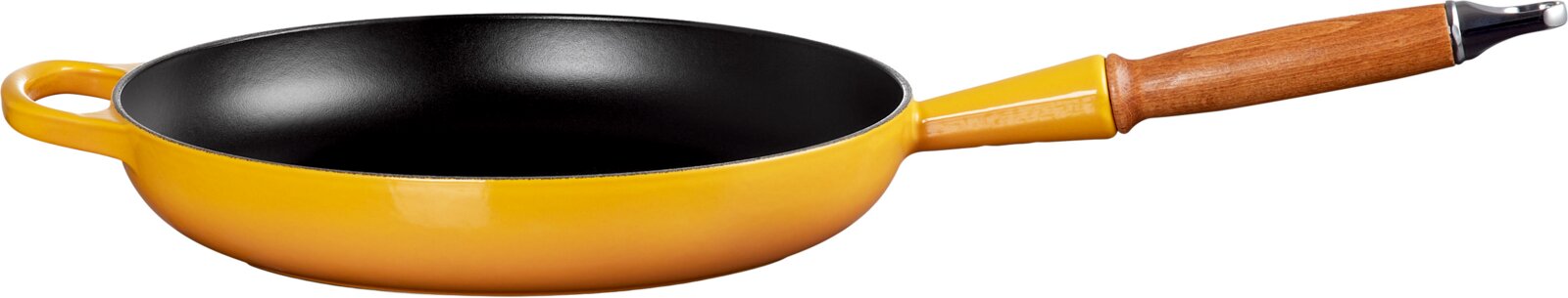 Geel geëmailleerde koekenpan met zwarte binnenzijde, houten steel en extra handgreep, schuin van voren afgebeeld