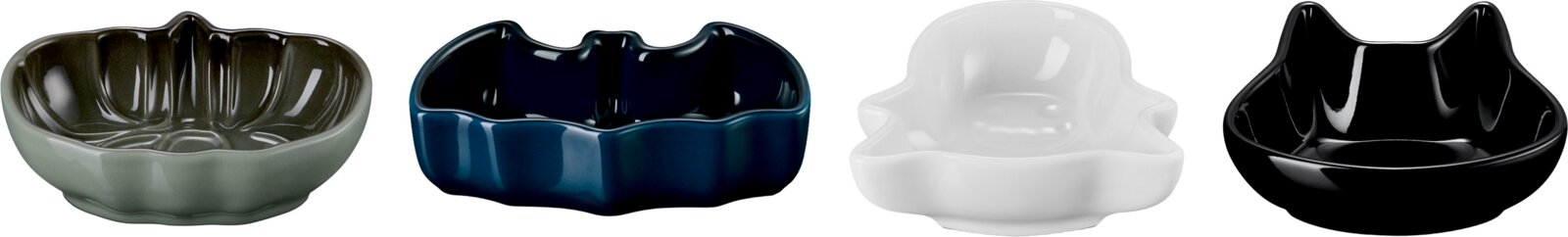 LE CREUSET Halloweenschälchen 4er-Set Vier glänzende Keramik-Futternäpfe in Katzenkopf-Form in Salbeigrün, Petrolblau, Weiß und Schwarz, aus frontaler Perspektive leicht von oben