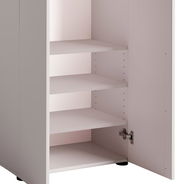 Offener Garderobenschrank mit mehreren Regalböden, seitliche Perspektive