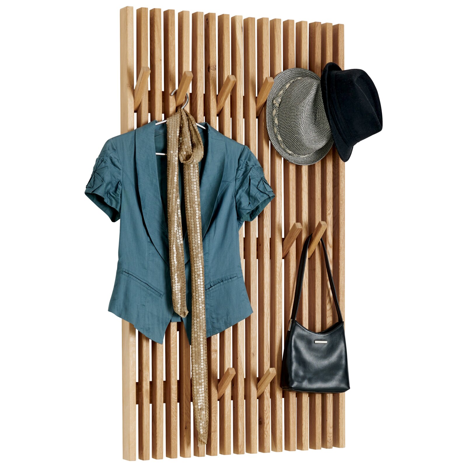 Linea Natura Garderobenpaneel XL STUDIO LINE Frontale Ansicht einer modernen Wandgarderobe aus hellen Holzleisten mit mehreren Haken, behängt mit blauem Blazer, goldenem Schal, zwei Hüten und schwarzer Handtasche