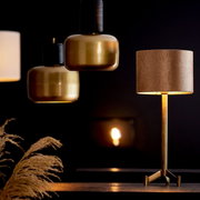 Moderner Lampenschirm Zylinder in warmem Braunton auf einem eleganten, goldenen Ständer, seitliche Perspektive.