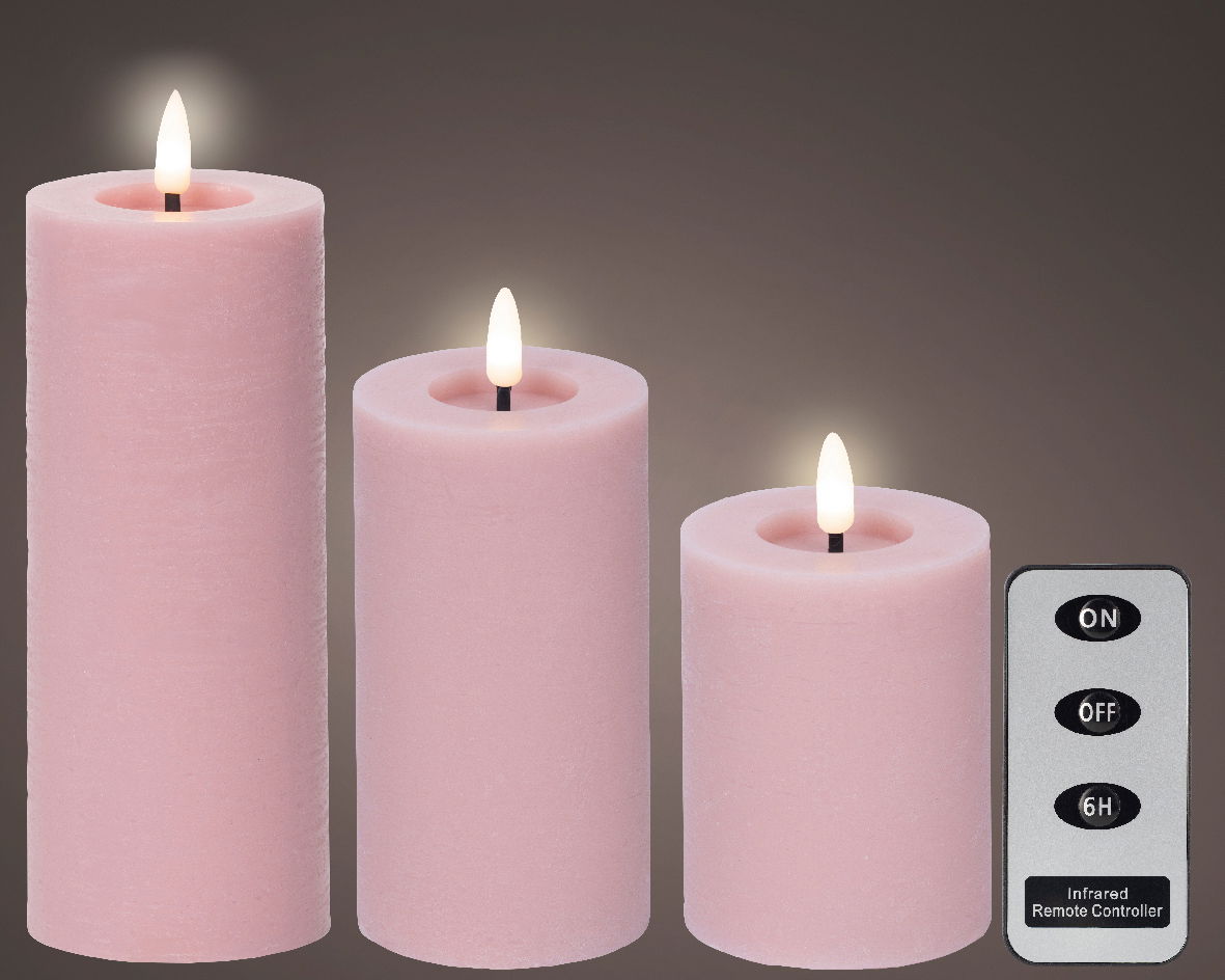 Drei rosa LED-Kerzen in verschiedenen Größen mit flackerndem Licht, begleitet von einer Fernbedienung. Frontalansicht.