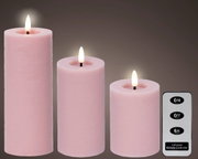 Drei rosa LED-Kerzen in verschiedenen Größen mit flackerndem Licht, begleitet von einer Fernbedienung. Frontalansicht.