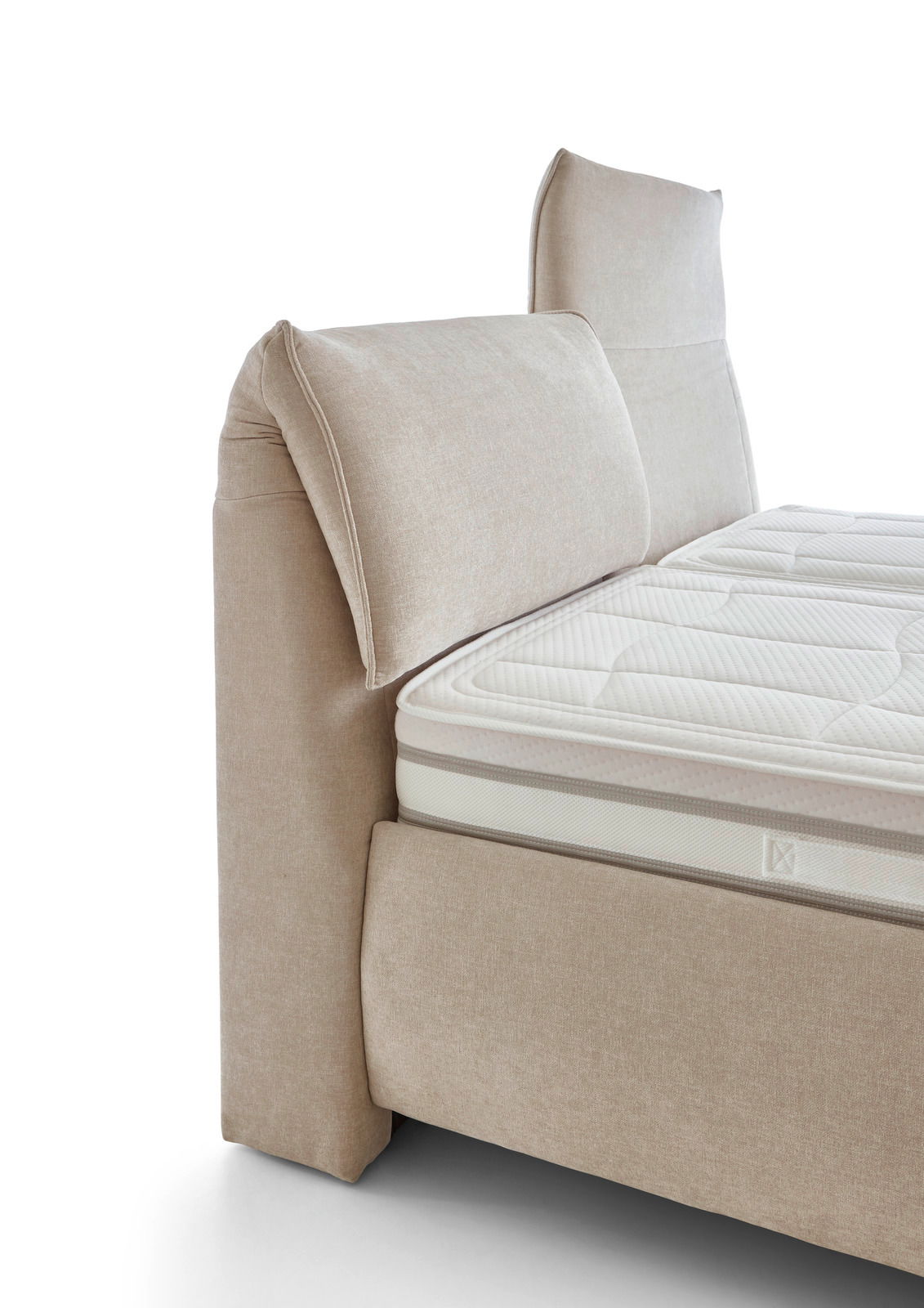 Beiges Polsterbett mit gepolstertem Kopfteil, seitliche Perspektive