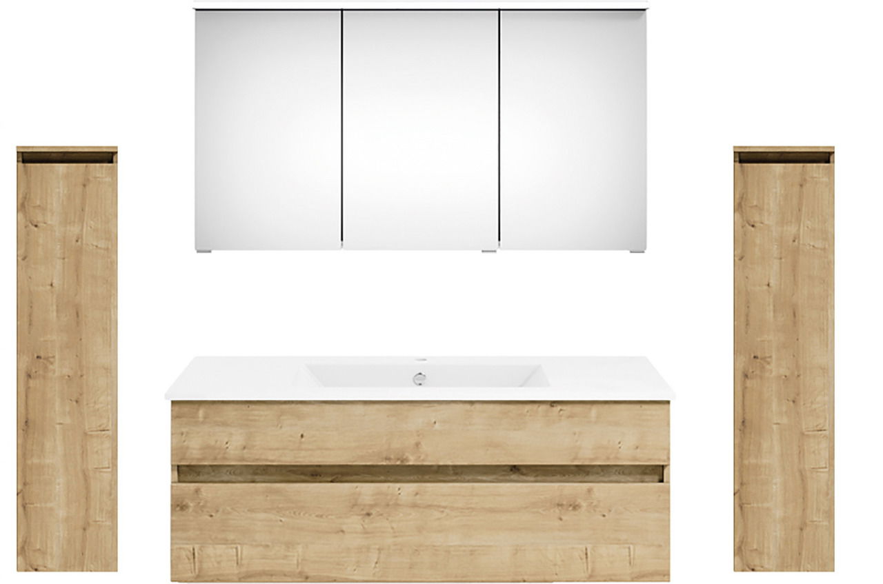 Frontale Ansicht einer modernen Badkombination mit Holzoptik. Enthält einen Waschtisch mit zwei Schubladen, einen großen Spiegelschrank und zwei hohe Seitenschränke.