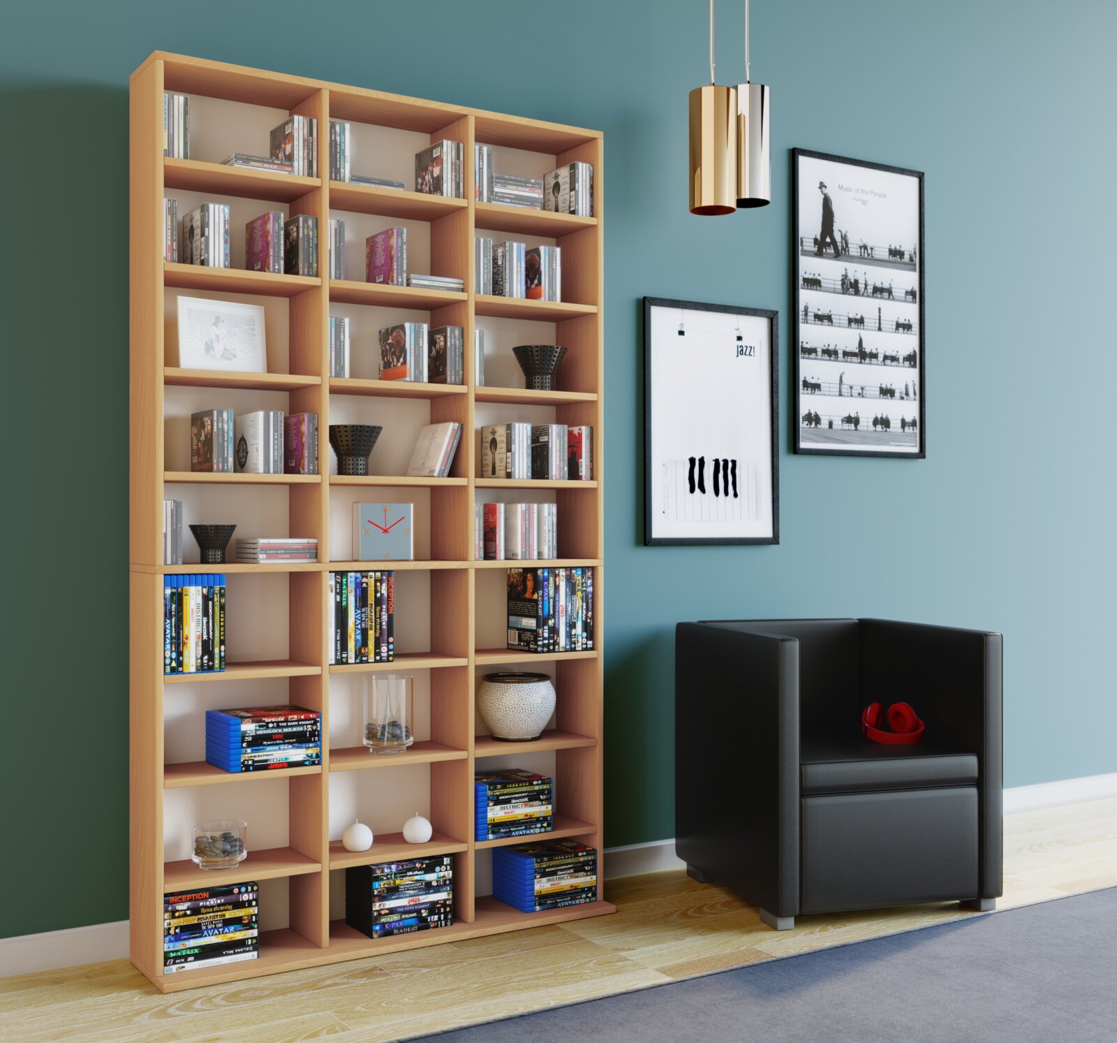 Großes helles Holz-Bücherregal mit vielen offenen Fächern, gefüllt mit Büchern und DVDs, in modernem Wohnzimmer neben schwarzem Sessel Perspektive: frontale Ansicht leicht von links.