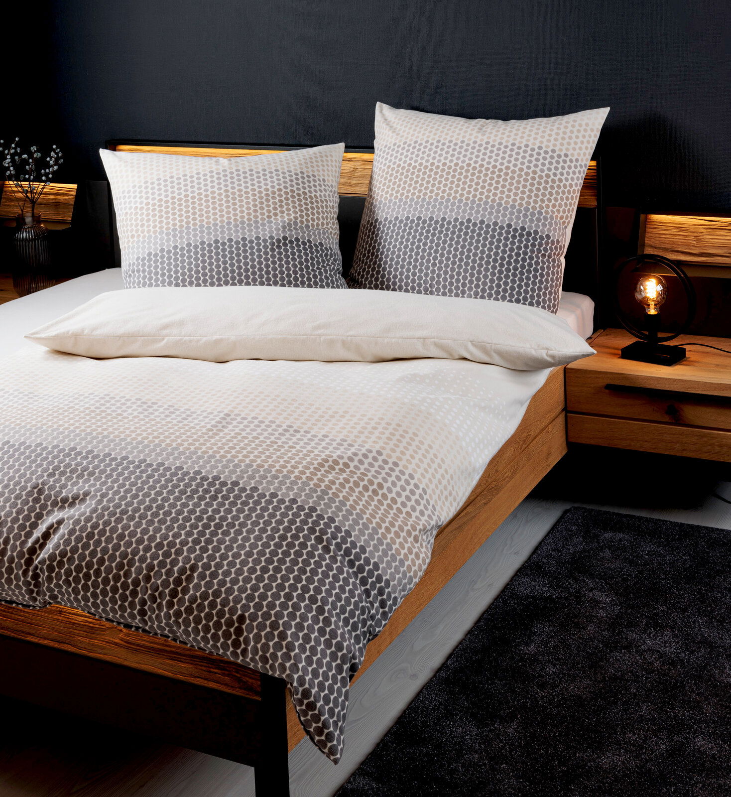 Bettwäsche-Set 135x200cm mit geometrischem Muster in Grau- und Beigetönen, auf einem modernen Holzbett in einem stilvoll eingerichteten Schlafzimmer, seitliche Perspektive