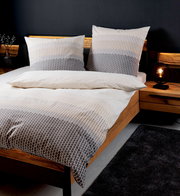 Bettwäsche-Set 135x200cm mit geometrischem Muster in Grau- und Beigetönen, auf einem modernen Holzbett in einem stilvoll eingerichteten Schlafzimmer, seitliche Perspektive