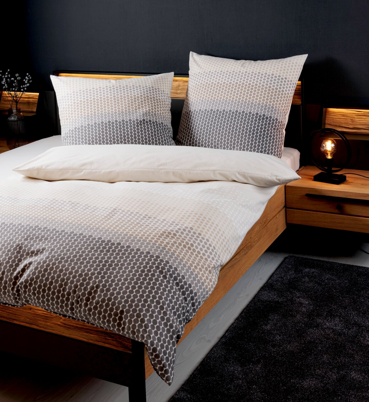 Bettwäsche-Set 135x200cm mit geometrischem Muster in Grau- und Beigetönen, auf einem modernen Holzbett in einem stilvoll eingerichteten Schlafzimmer, seitliche Perspektive