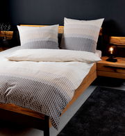 Bettwäsche-Set 135x200cm mit geometrischem Muster in Grau- und Beigetönen, auf einem modernen Holzbett in einem stilvoll eingerichteten Schlafzimmer, seitliche Perspektive
