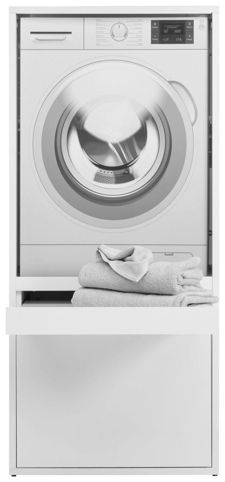 Frontansicht eines Waschmaschinenschranks mit integrierter Waschmaschine und Handtüchern auf einem Regal.