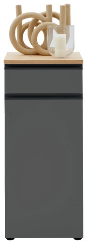 Frontansicht einer grauen Kombi-Kommode mit Holzplatte, dekoriert mit einer Kerze in einem Glas und kunstvollen Ringen.
