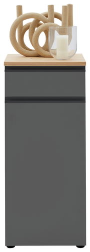 Frontansicht einer grauen Kombi-Kommode mit Holzplatte, dekoriert mit einer Kerze in einem Glas und kunstvollen Ringen.