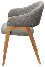 Seitenansicht eines modernen Armlehnstuhls mit grauem Stoffbezug und Holzbeinen.