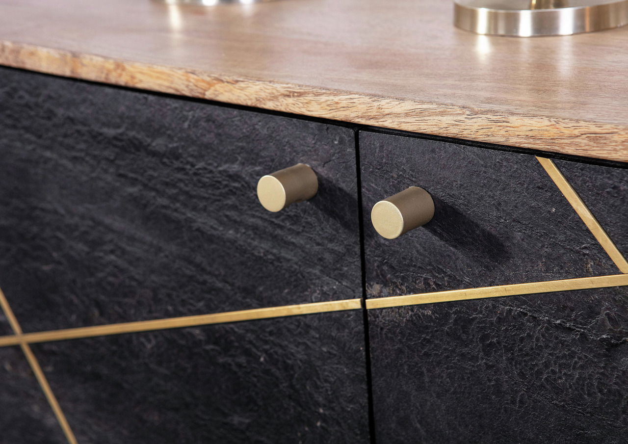 Nahaufnahme eines modernen Sideboards mit dunkler Steinoptik, goldenen Griffen und dekorativen goldenen Linien, von vorne betrachtet.