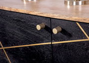 Nahaufnahme eines modernen Sideboards mit dunkler Steinoptik, goldenen Griffen und dekorativen goldenen Linien, von vorne betrachtet.