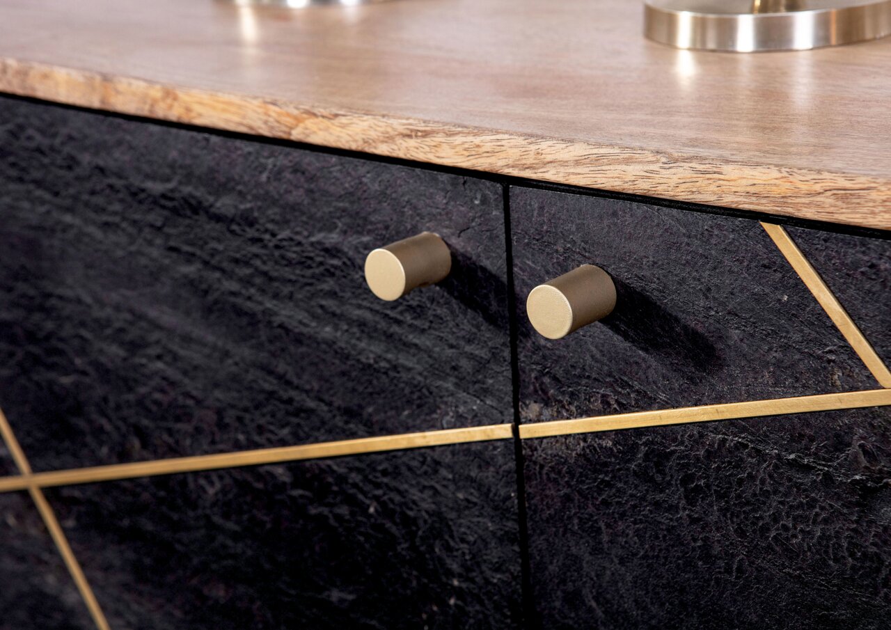 Nahaufnahme eines modernen Sideboards mit dunkler Steinoptik, goldenen Griffen und dekorativen goldenen Linien, von vorne betrachtet.
