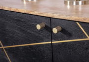 Nahaufnahme eines modernen Sideboards mit dunkler Steinoptik, goldenen Griffen und dekorativen goldenen Linien, von vorne betrachtet.