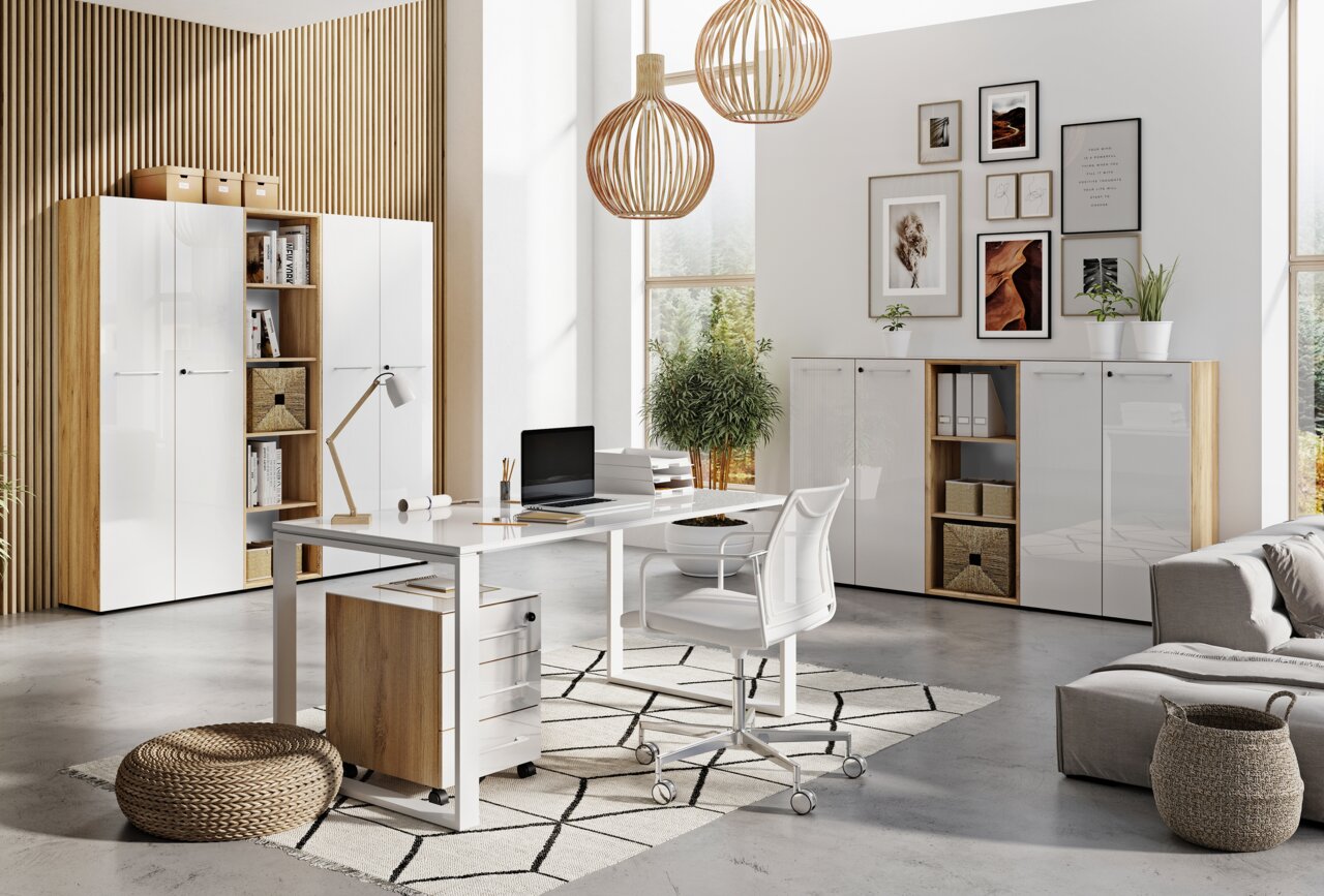 XORA Aktenschrank MATERNO Moderne Büroumgebung mit Schreibtisch, Rollcontainer und Aktenschränken in heller, minimalistischer Einrichtung. Perspektive von vorne.