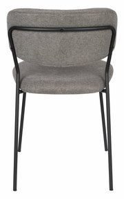 Rückansicht eines grauen Stuhls mit schwarzem Metallrahmen.