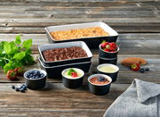 Backformenset 9-tlg. mit verschiedenen Desserts und Früchten, von oben betrachtet auf einem Holztisch arrangiert.