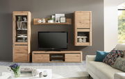 Moderne Wandkombination KORSIKA in Holzoptik mit TV-Schrank, zwei Vitrinen und Wandregal, frontal fotografiert.