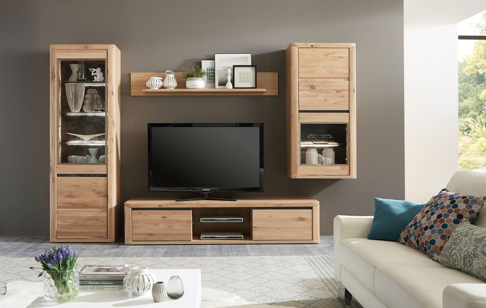 Zurbrüggen Wandkombination KORSIKA Moderne Wandkombination KORSIKA in Holzoptik mit TV-Schrank, zwei Vitrinen und Wandregal, frontal fotografiert.