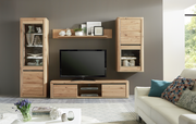 Moderne Wandkombination KORSIKA in Holzoptik mit TV-Schrank, zwei Vitrinen und Wandregal, frontal fotografiert.