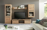 Moderne Wandkombination KORSIKA in Holzoptik mit TV-Schrank, zwei Vitrinen und Wandregal, frontal fotografiert.