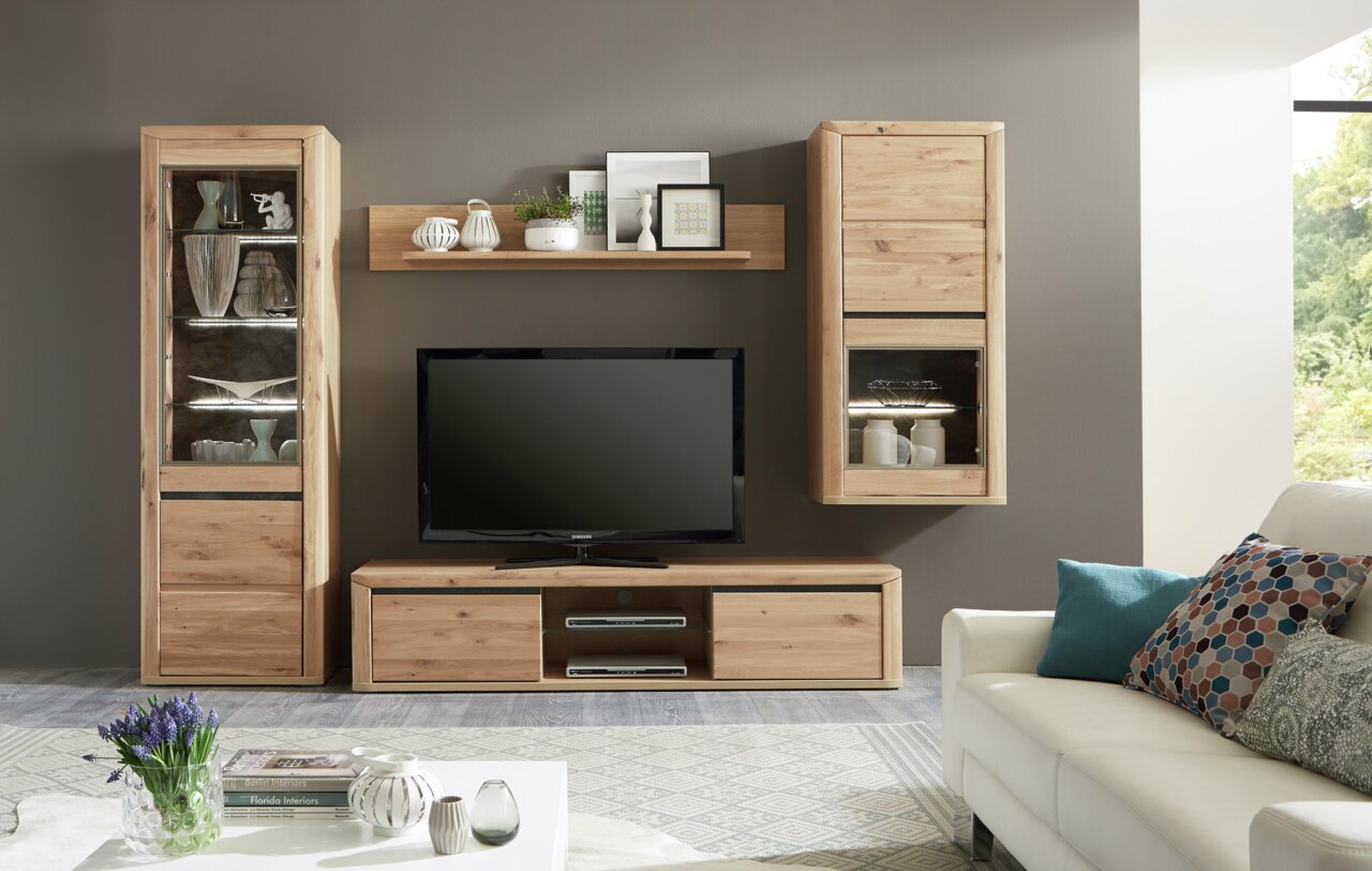 Moderne Wandkombination KORSIKA in Holzoptik mit TV-Schrank, zwei Vitrinen und Wandregal, frontal fotografiert.