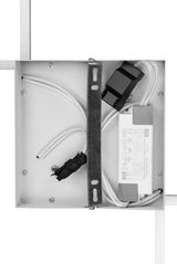 Rückansicht einer LED-Deckenleuchte mit sichtbaren Kabeln und einem LED-Treiber.