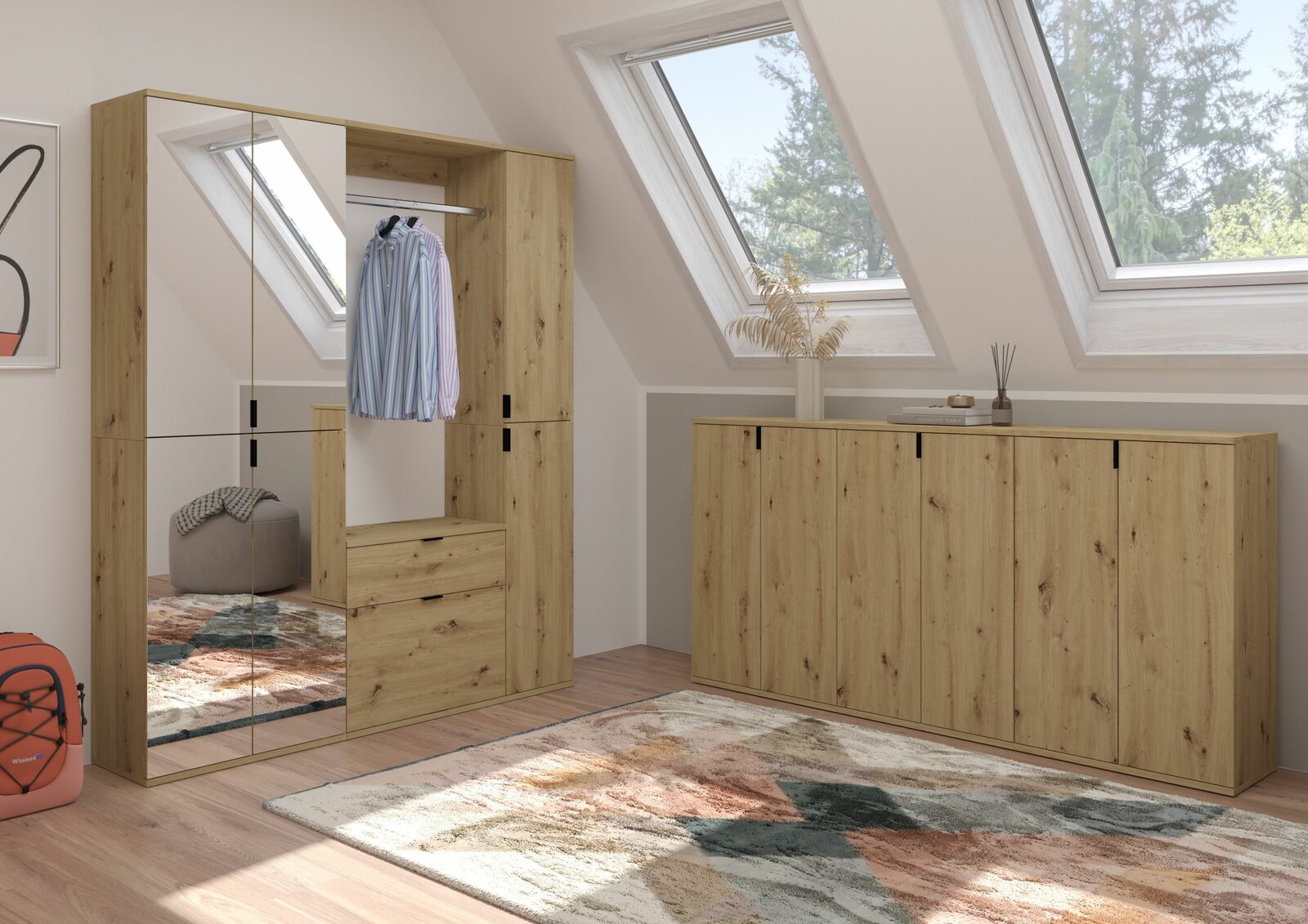 Garderobenkombination aus Holz mit Spiegel und Schubladen, seitliche Perspektive in einem Raum mit Dachfenstern.