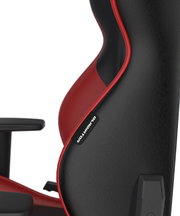 Seitliche Nahaufnahme eines Gaming Stuhls Gladiator in Schwarz und Rot mit ergonomischem Design.