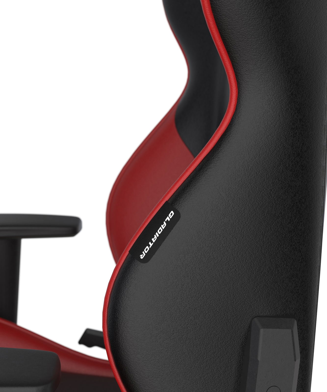 Seitliche Nahaufnahme eines Gaming Stuhls Gladiator in Schwarz und Rot mit ergonomischem Design.