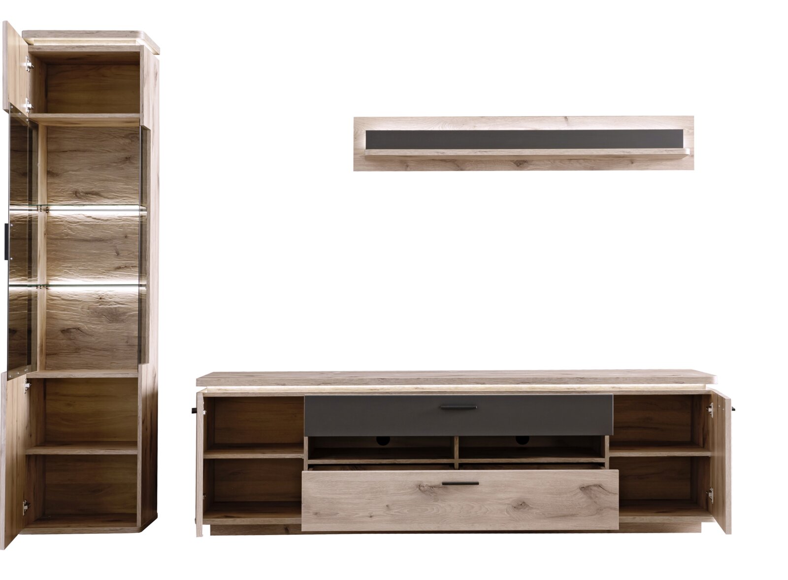 Wandmeubelset in houtlook met vitrinekast links, lowboard met lades en vakken en wandplank, deuren open, vooraanzicht op witte achtergrond