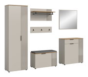 Garderobenkombination bestehend aus einem hohen Schrank, einer Wandgarderobe mit Haken und Ablage, einem Spiegel, einer Sitzbank mit Stauraum und einem Kommodenschrank, in einer modernen, minimalistischen Perspektive.