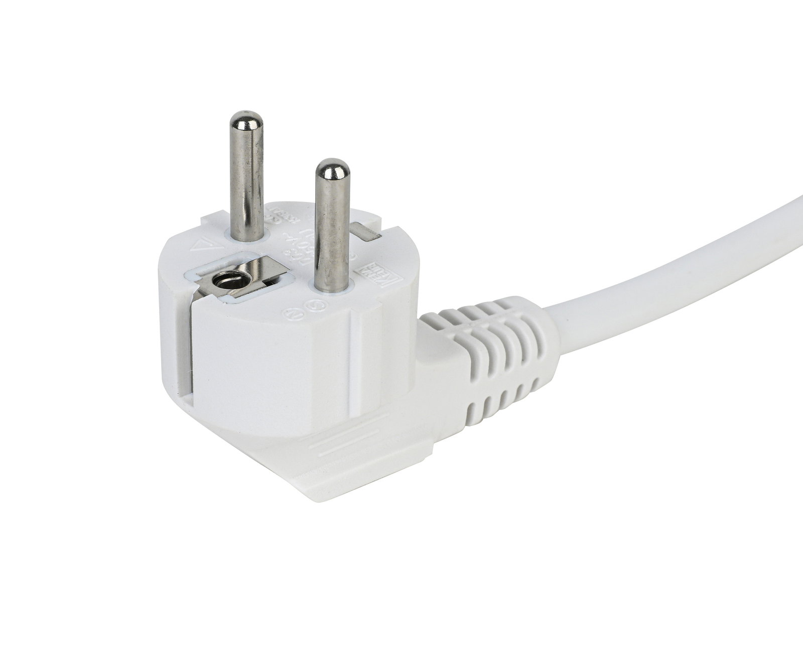 Nahaufnahme eines weißen Steckers mit zwei Metallstiften und einem Kabel, seitliche Perspektive