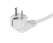 Nahaufnahme eines weißen Steckers mit zwei Metallstiften und einem Kabel, seitliche Perspektive