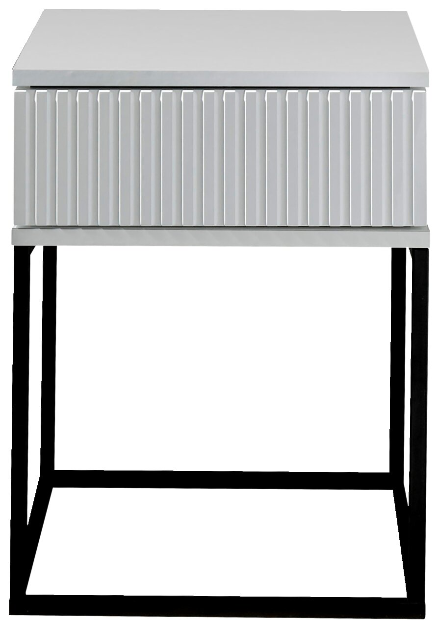 Moderne Nachtkommode mit geriffelter Front und schwarzem Metallgestell, Frontalansicht.