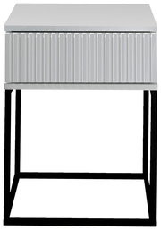 Moderne Nachtkommode mit geriffelter Front und schwarzem Metallgestell, Frontalansicht.