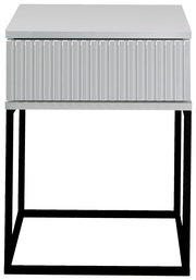 Moderne Nachtkommode mit geriffelter Front und schwarzem Metallgestell, Frontalansicht.