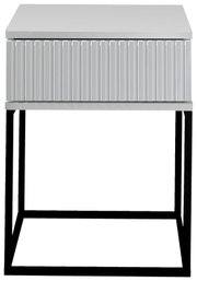 Moderne Nachtkommode mit geriffelter Front und schwarzem Metallgestell, Frontalansicht.
