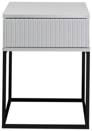 Moderne Nachtkommode mit geriffelter Front und schwarzem Metallgestell, Frontalansicht.