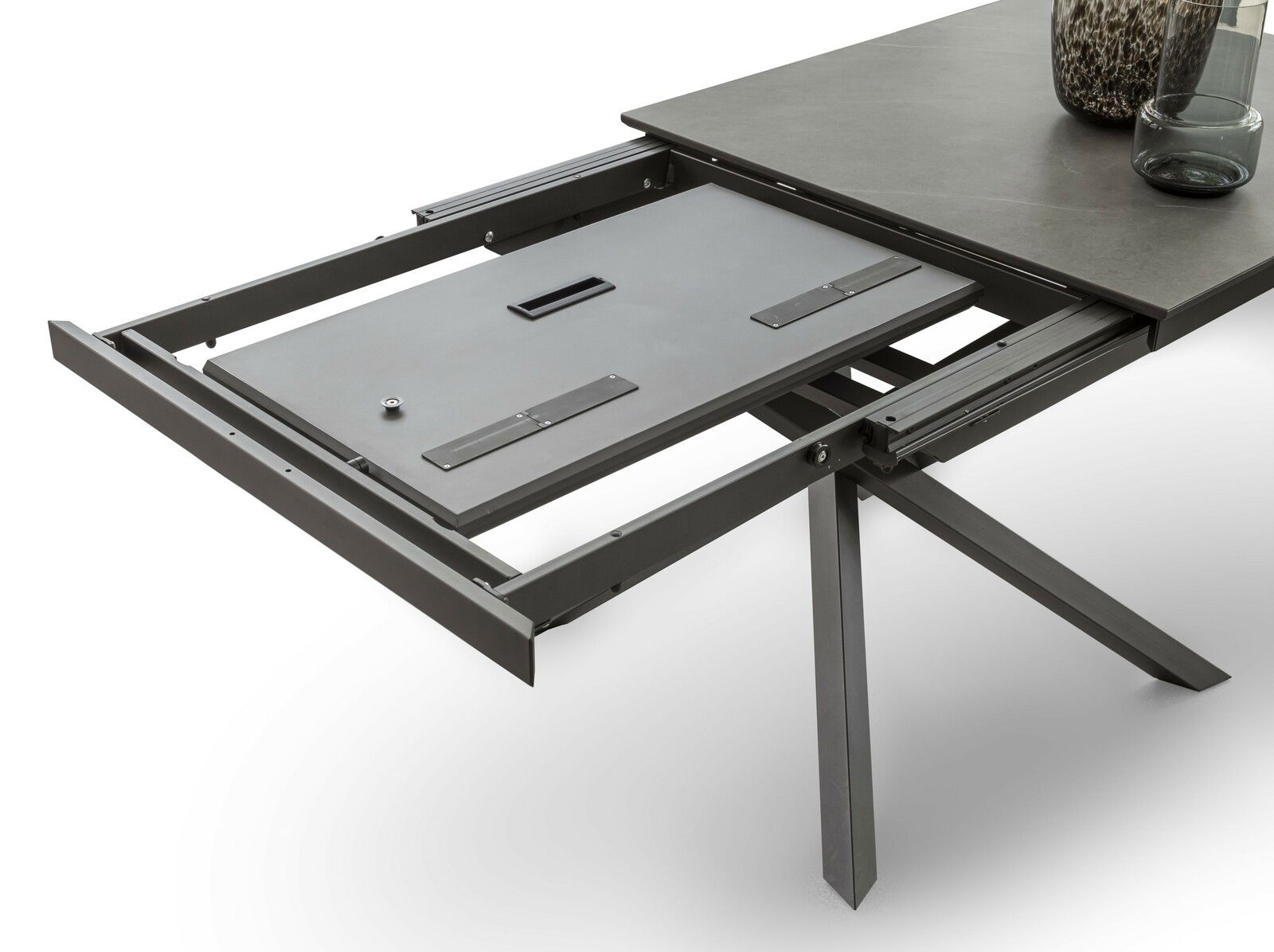 Erweiterbarer Esstisch mit ausgezogenem Verlängerungselement, seitliche Perspektive