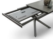 Erweiterbarer Esstisch mit ausgezogenem Verlängerungselement, seitliche Perspektive